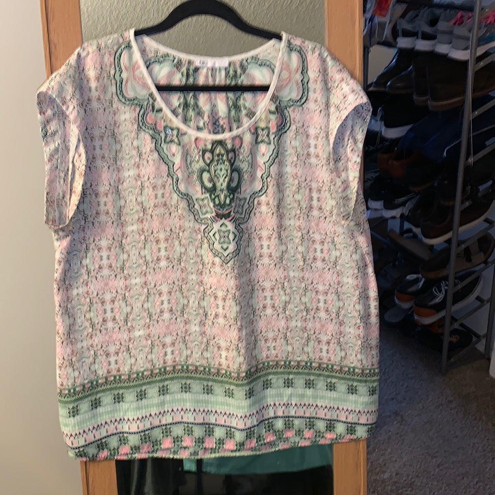 Women’s short sleeve house size XL